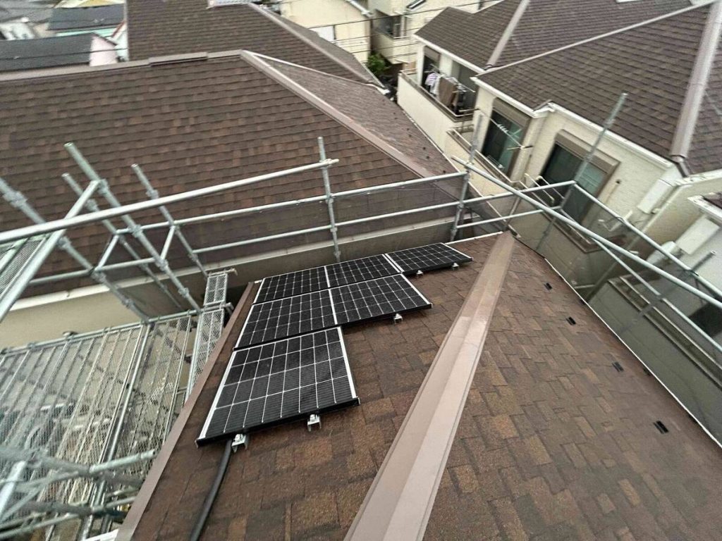 スレート調屋根の複数面に設置した太陽光パネル