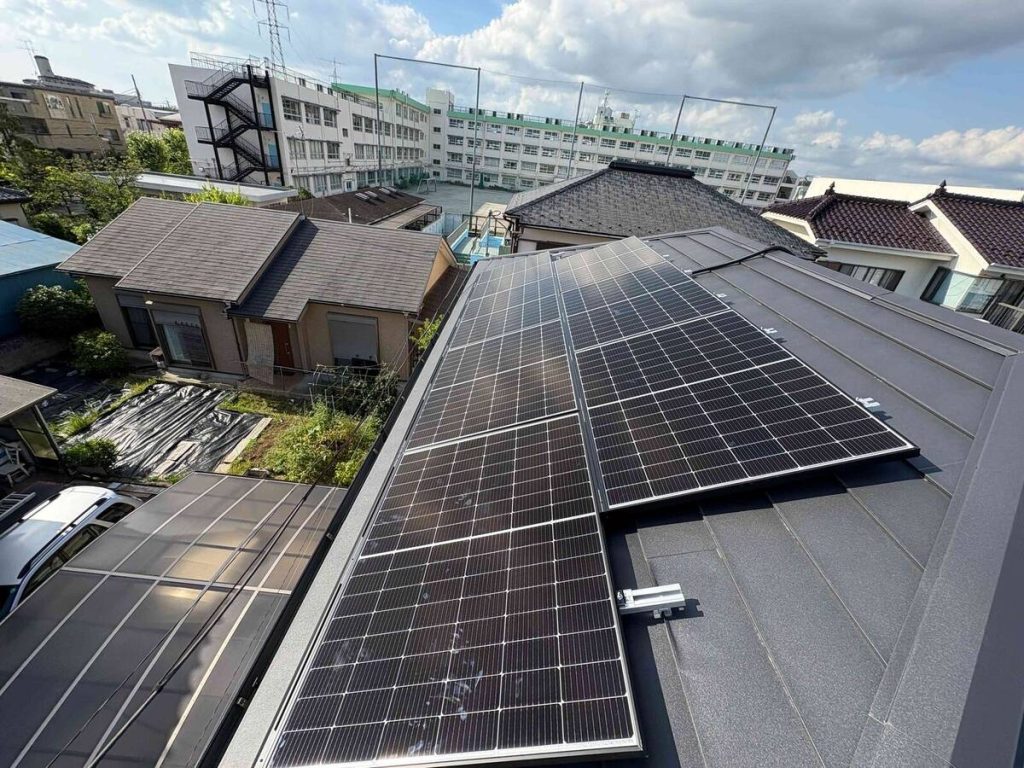 縦葺き金属屋根に列状に設置した太陽光パネル