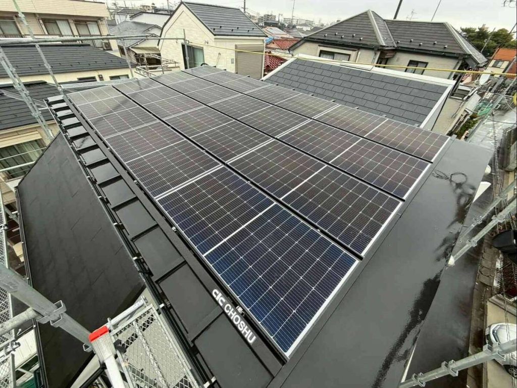 低勾配金属屋根の太陽光パネルと軒下の蓄電設備