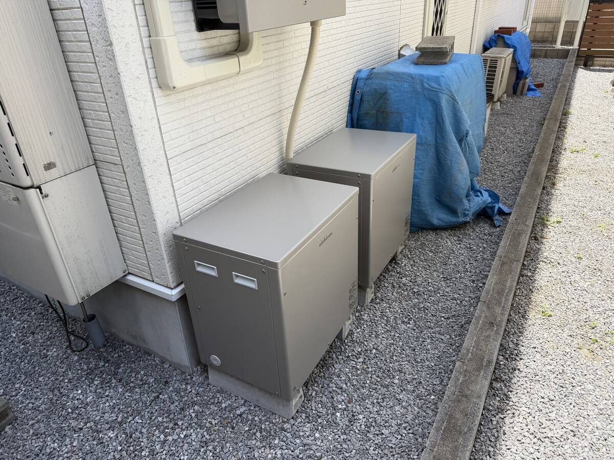 屋根面の太陽光パネルと建物側面の蓄電関連機器