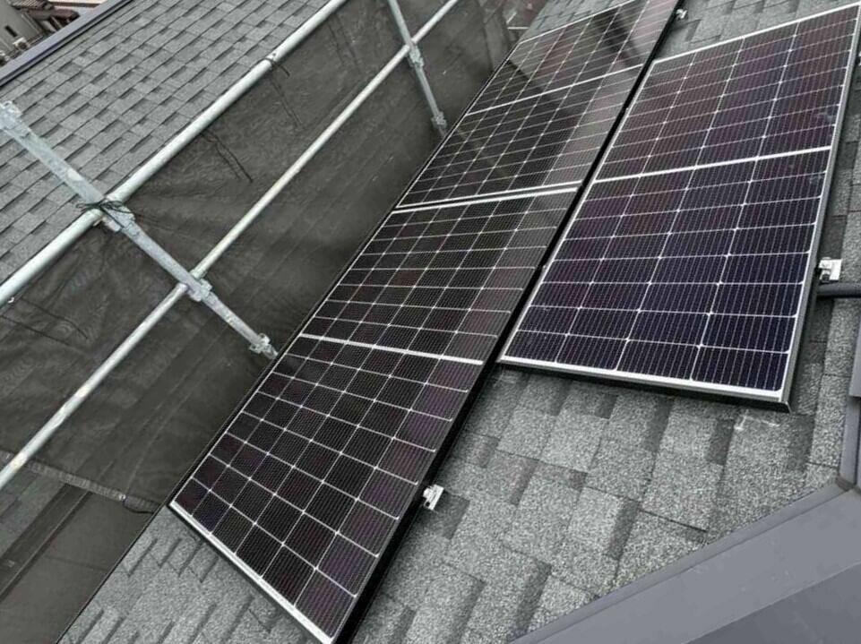 シングル屋根の太陽光パネルと狭い側通路の蓄電池