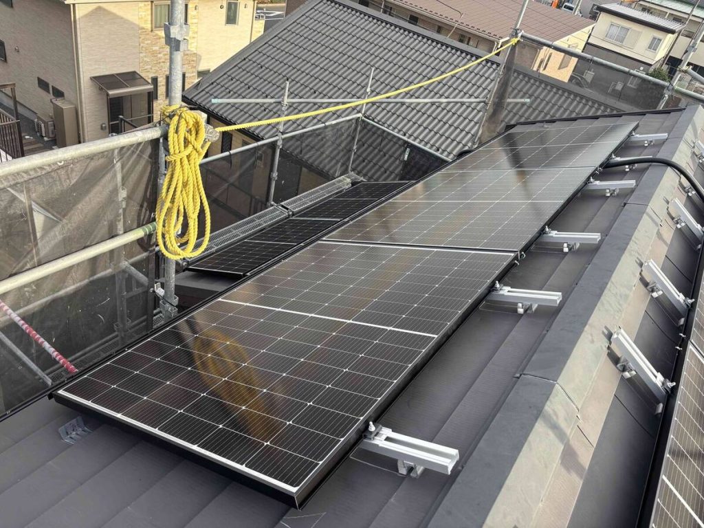 屋根中央の太陽光パネルとフェンス際の蓄電池