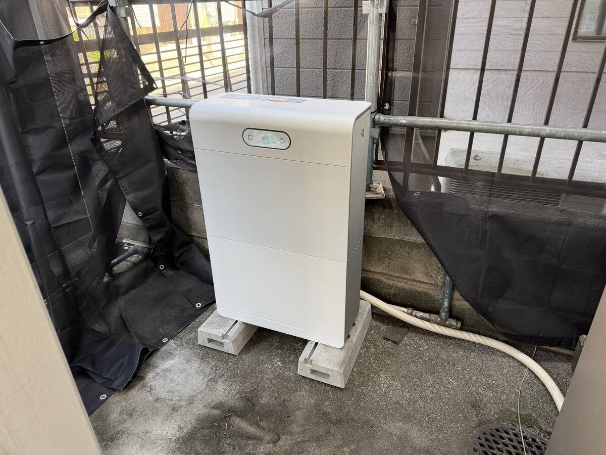 屋外設備の銘板と配線接続部