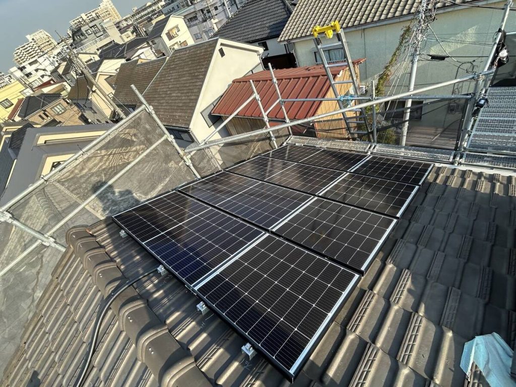 太陽光パネル設置前の支持金具と屋根上配線