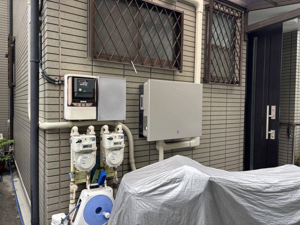 建物側面の蓄電池と太陽光パネル支持部