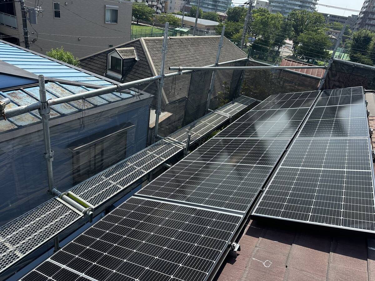 外壁の配管と盤内配線を整えた電気設備