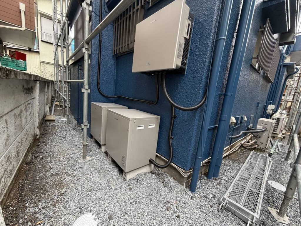 金属屋根の二面に配置した太陽光パネル