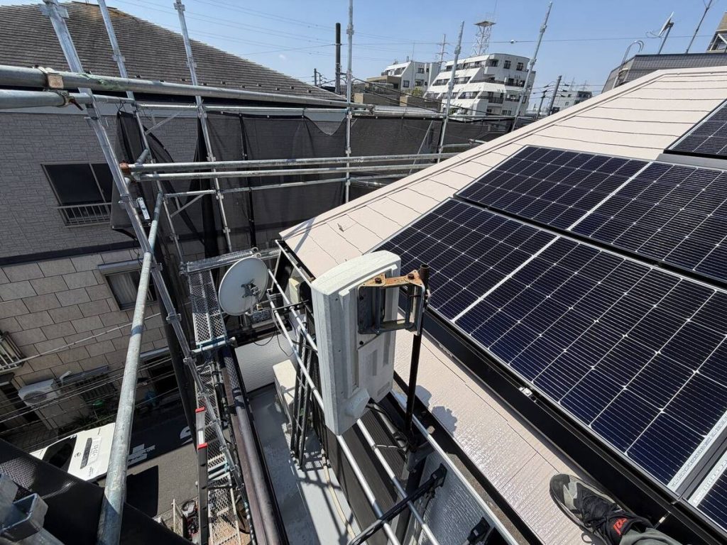 淡色金属屋根の太陽光パネルと室内モニター