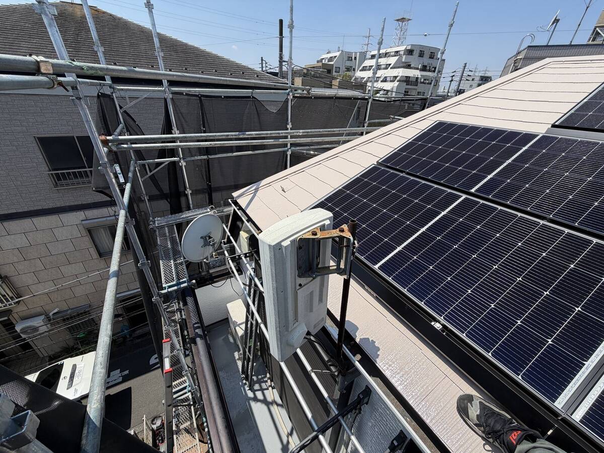 淡色金属屋根の太陽光パネルと室内モニター