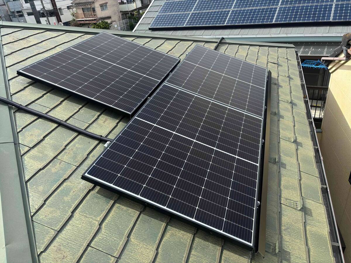 複数の屋根面に設置した太陽光パネル
