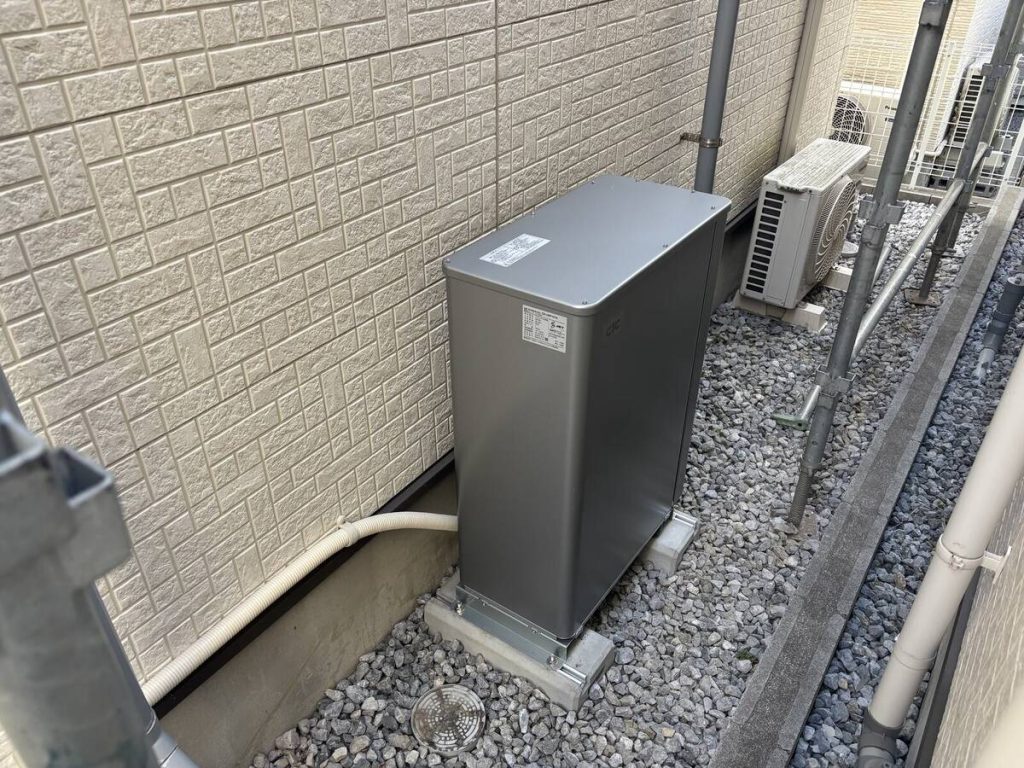 大きな屋根面の太陽光パネルと側通路の蓄電池