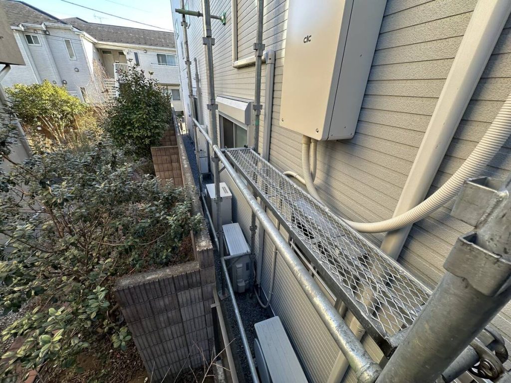 屋根上の太陽光支持金具と室内操作モニター
