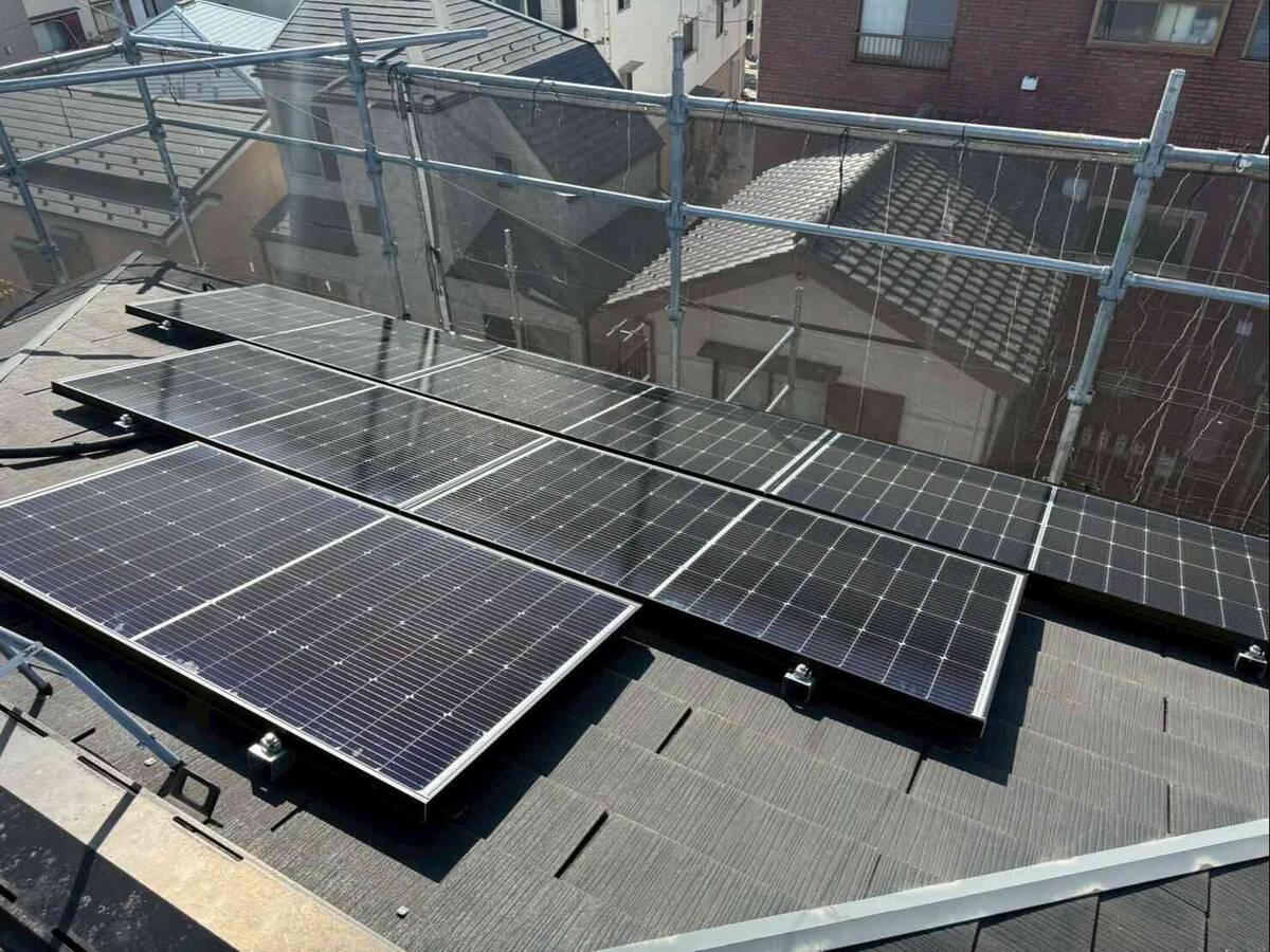 シングル屋根の太陽光パネルと並列設置した屋外機器
