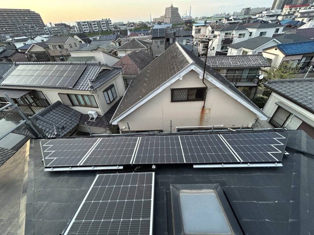 支持レールから完成までを記録した太陽光工事