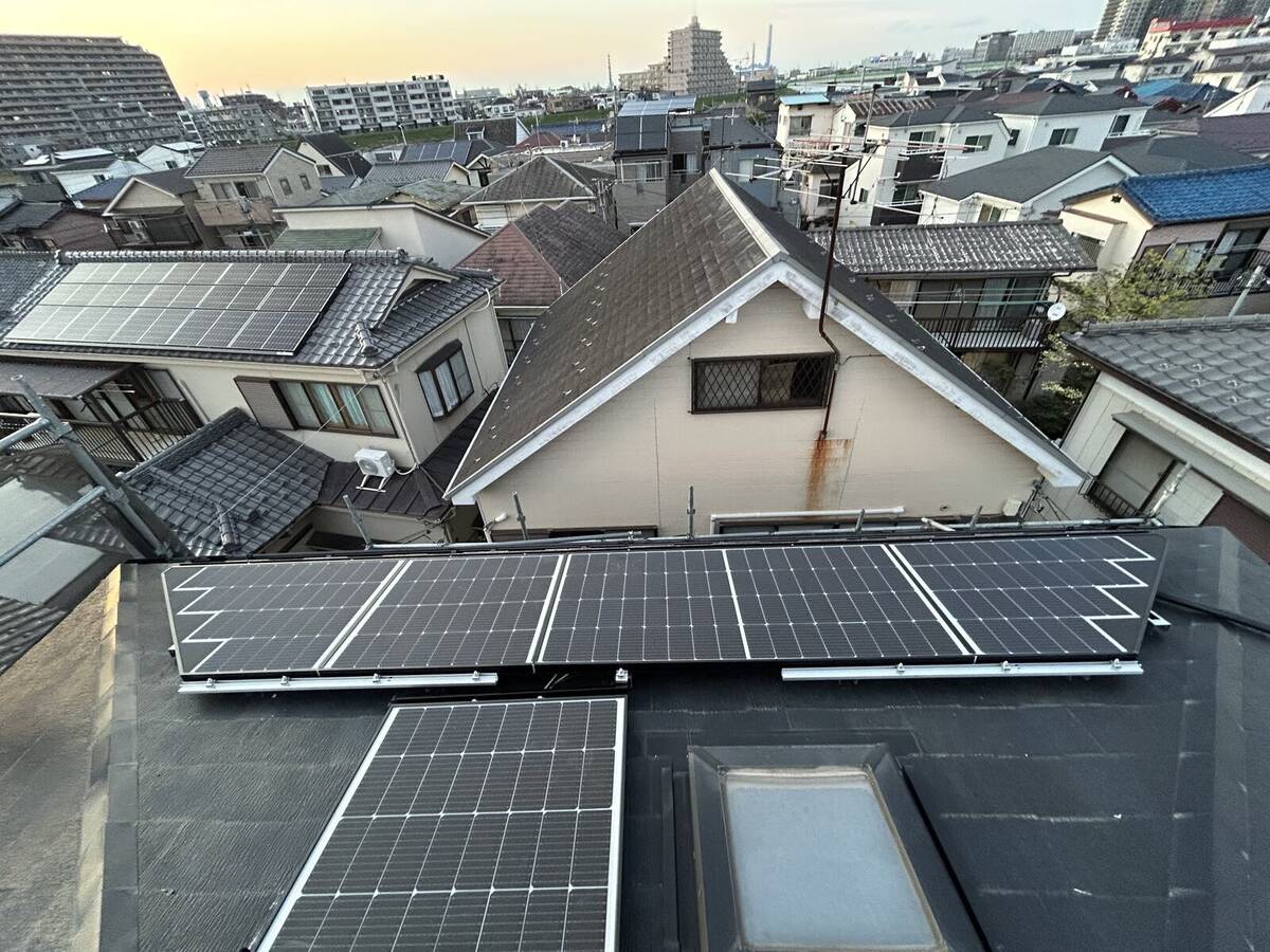支持レールから完成までを記録した太陽光工事