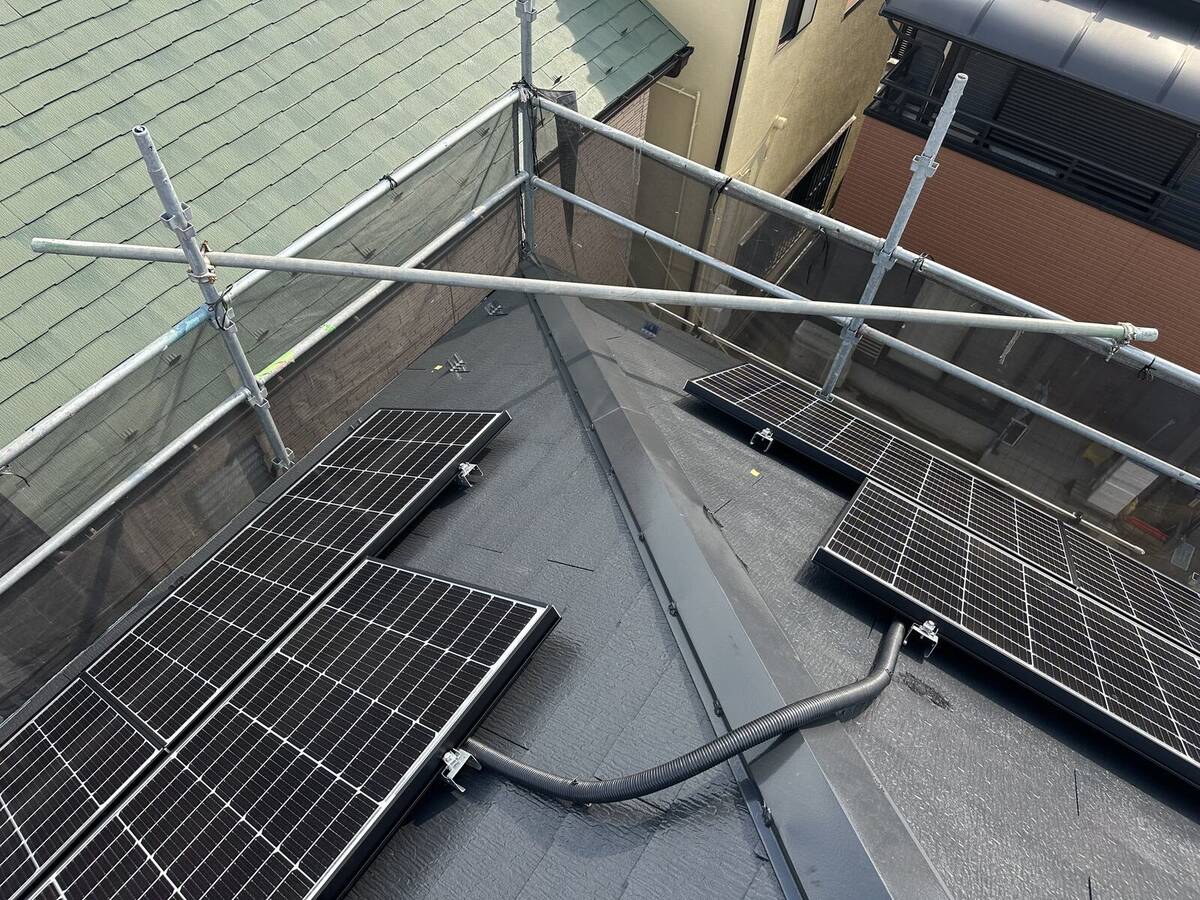 細長い屋根に横一列で設置した太陽光パネル