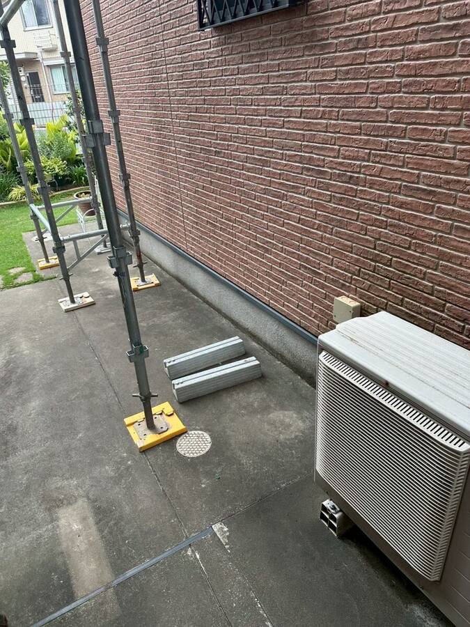薄型蓄電池と外壁の制御機器群