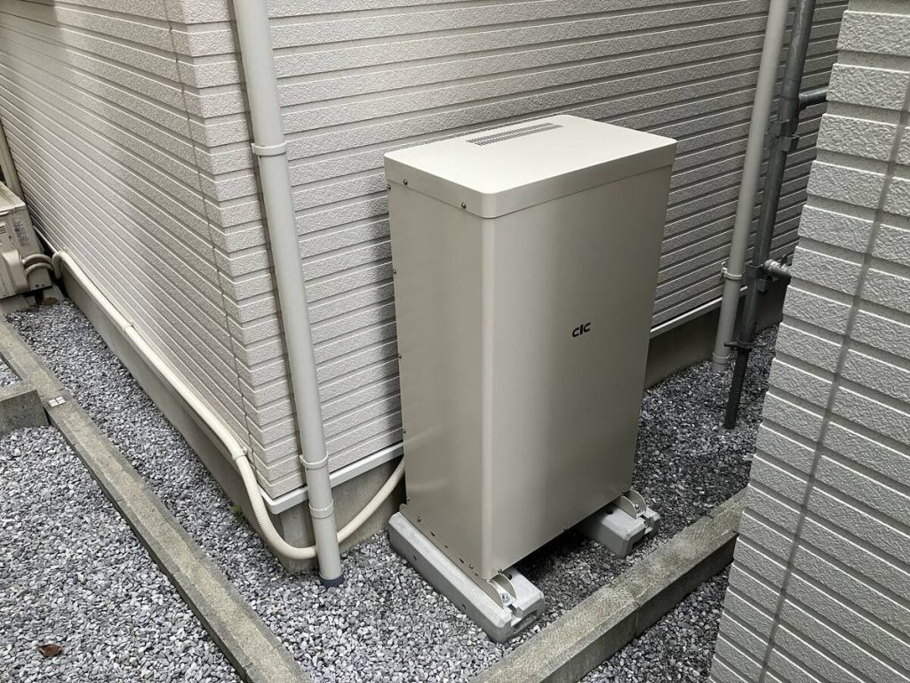 外壁に設置したパワーコンディショナと内部端子