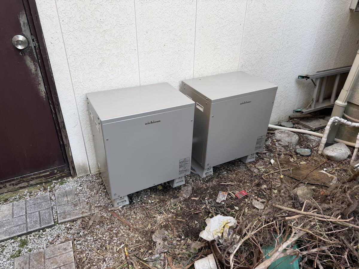 室内の蓄電関連盤とニチコン操作モニター