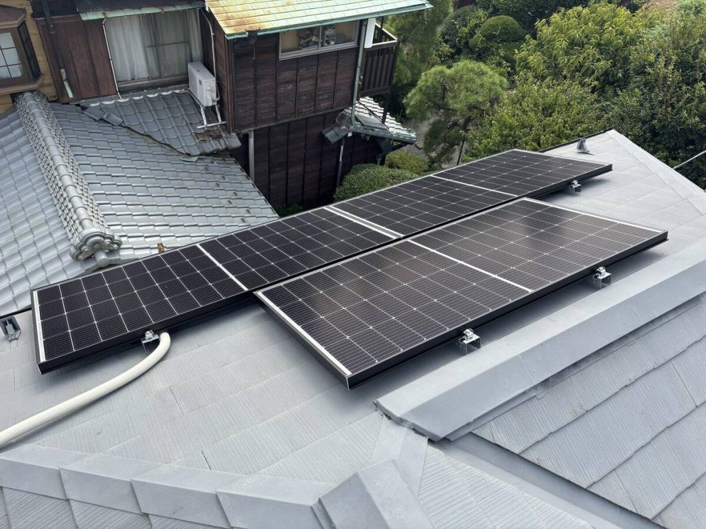 開口部脇の蓄電池と三台の壁掛け機器