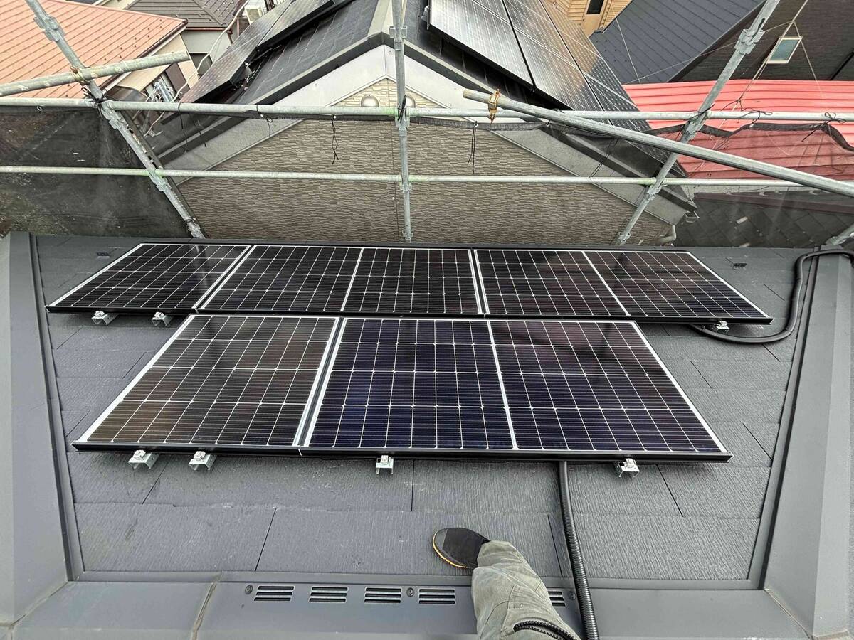 低勾配屋根の太陽光パネルと小型蓄電設備
