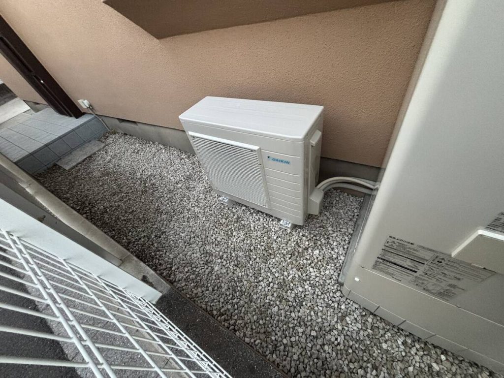 蓄電設備の室内操作器と建物脇の配線経路