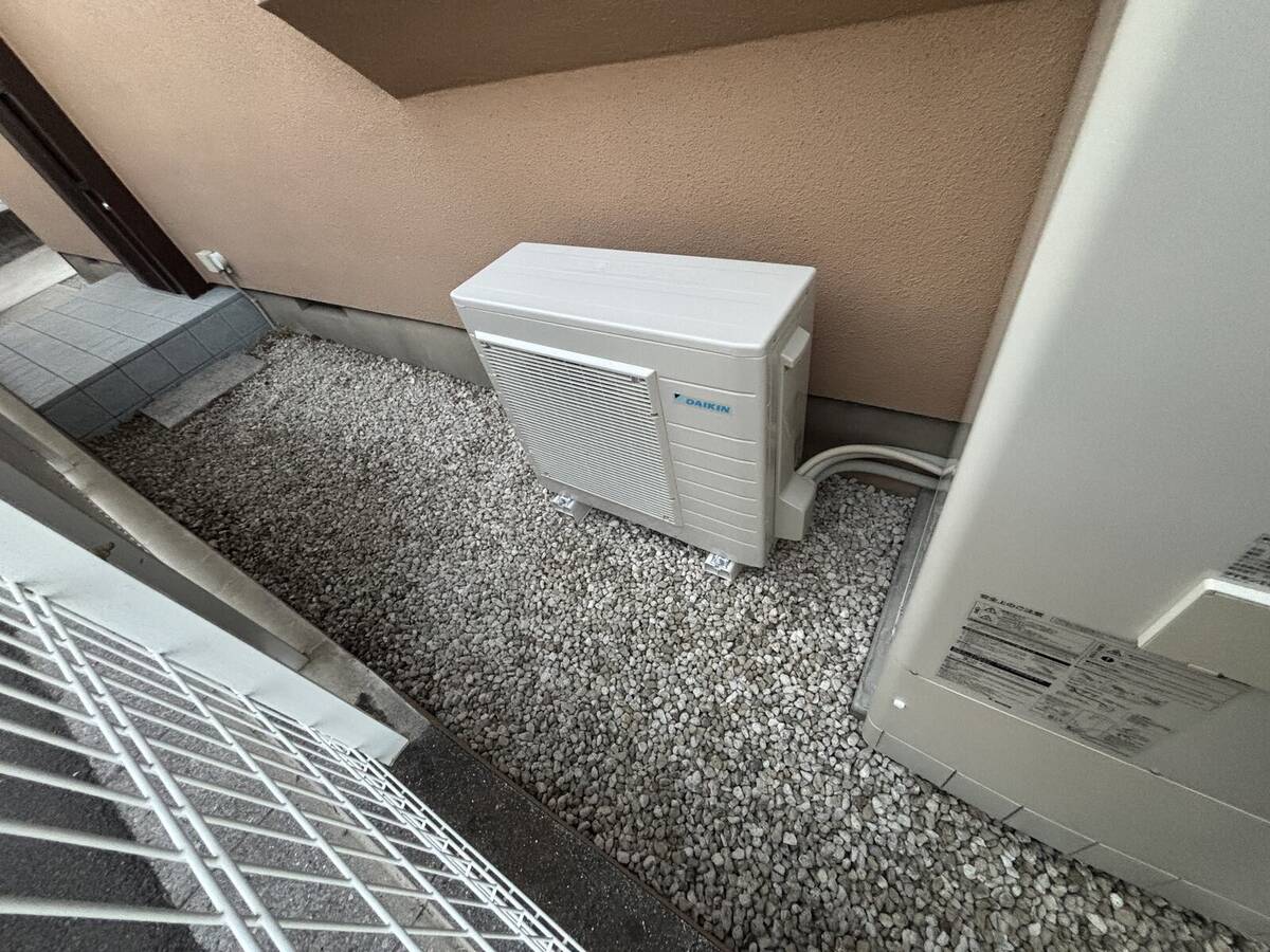 蓄電設備の室内操作器と建物脇の配線経路