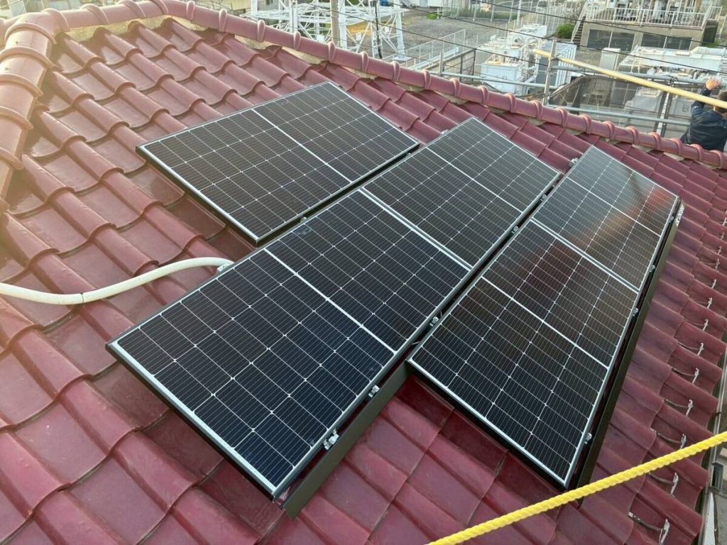 コンクリート面の大型蓄電池と壁掛け機器