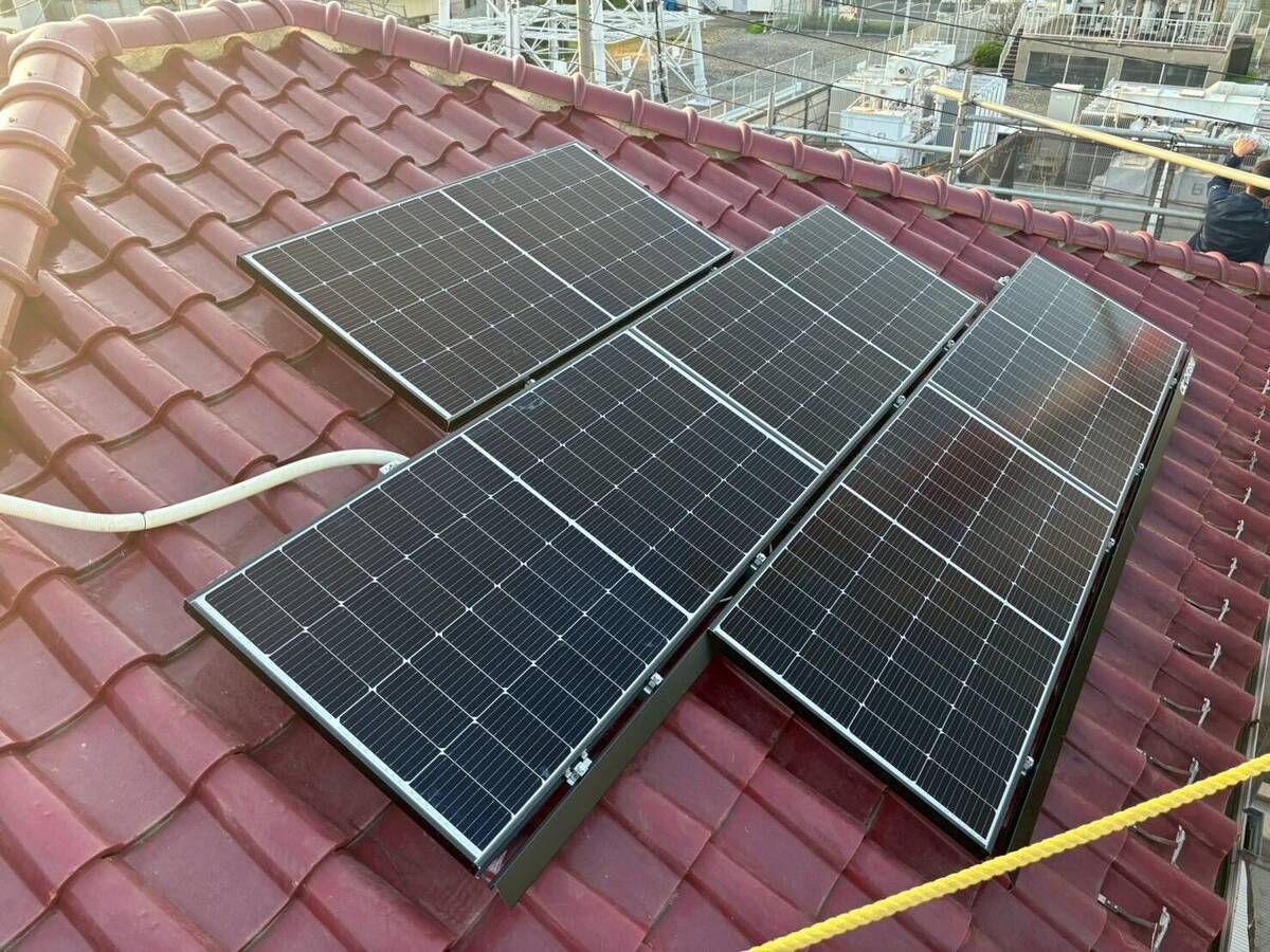 コンクリート面の大型蓄電池と壁掛け機器