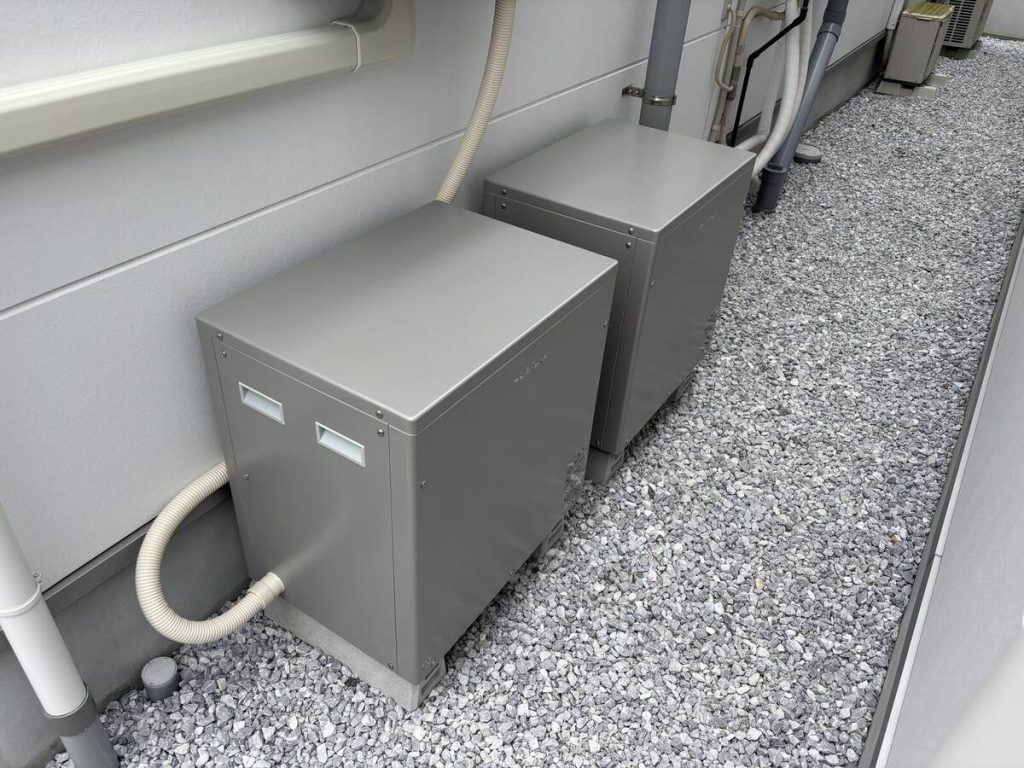 屋外蓄電池と金属屋根の支持金具