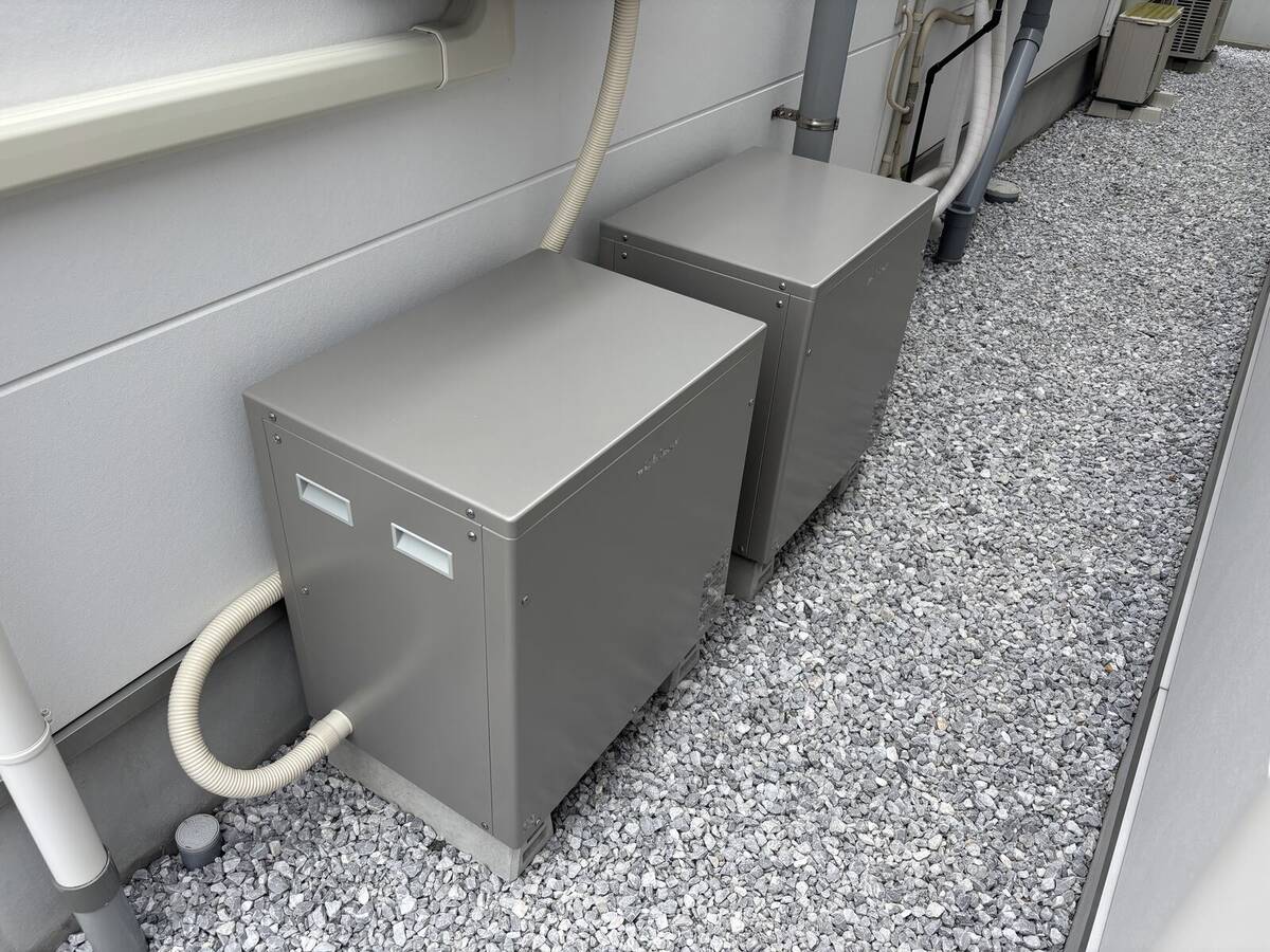 屋外蓄電池と金属屋根の支持金具