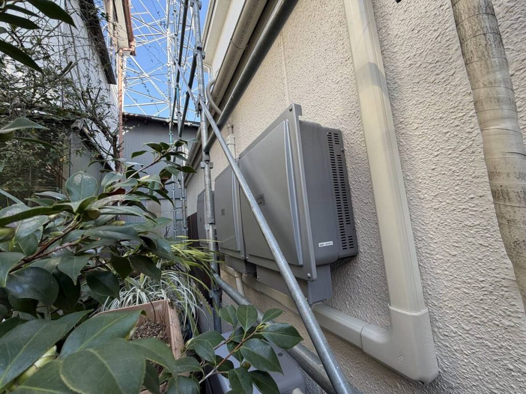 側通路の蓄電池と小屋根の太陽光パネル