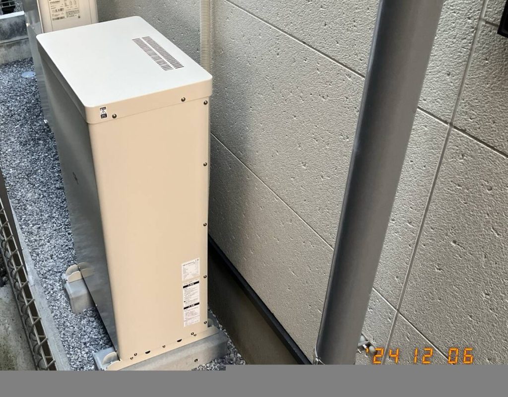 低い屋根面に二列で配置した太陽光パネル