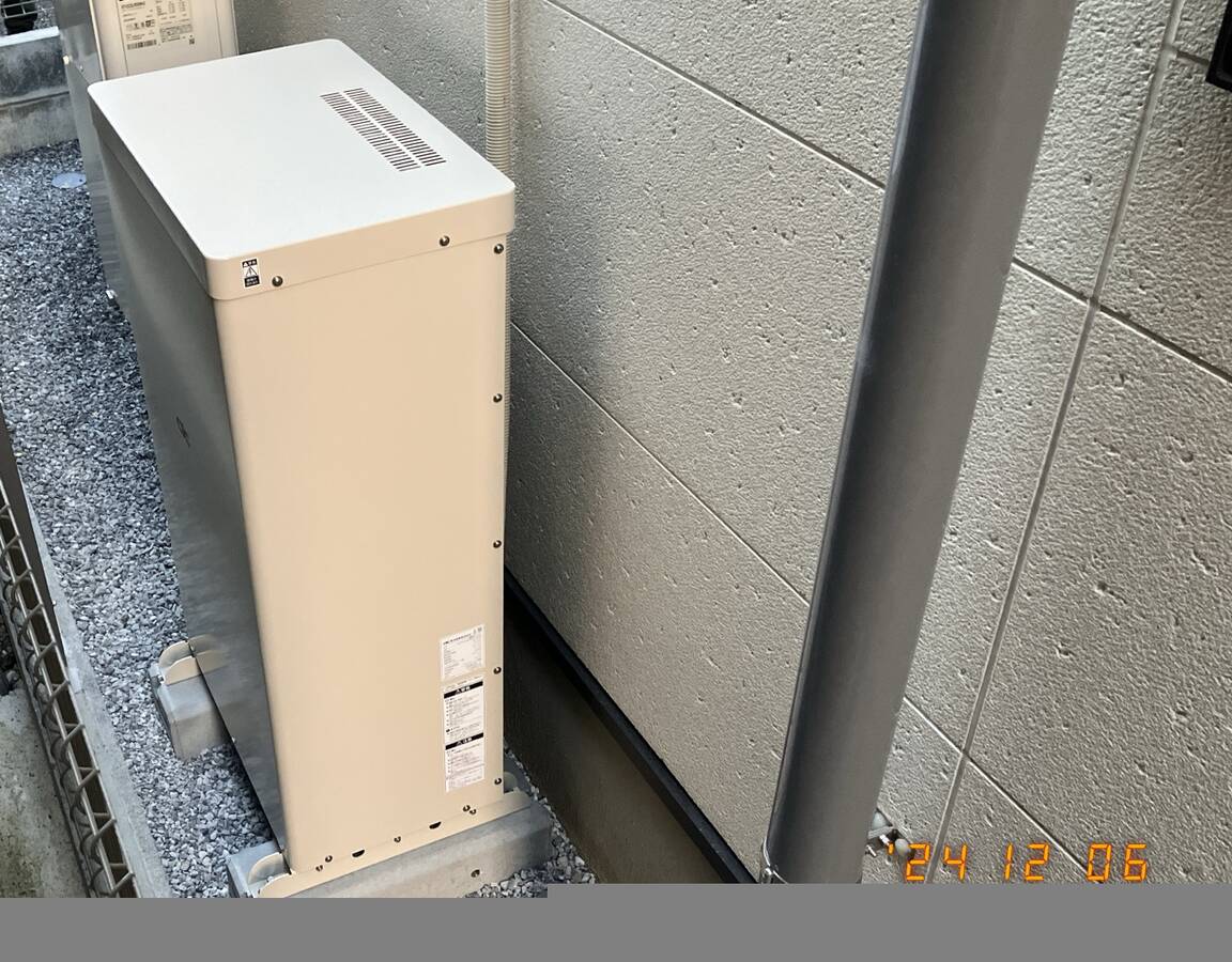 低い屋根面に二列で配置した太陽光パネル