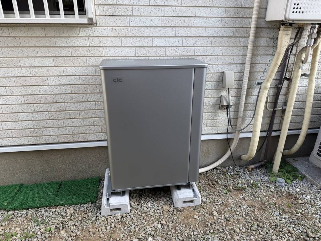 シングル屋根の大型太陽光アレイと屋外蓄電池