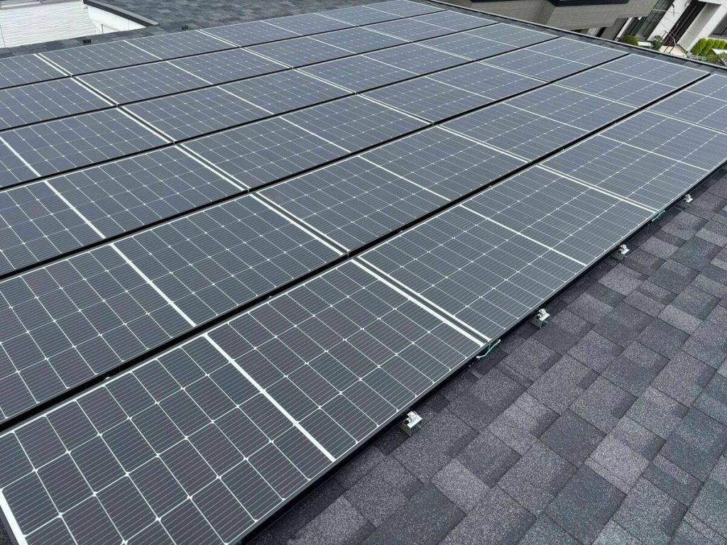 広いシングル屋根の太陽光パネルと地上蓄電設備