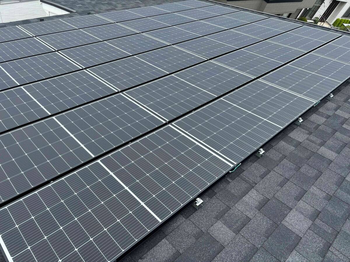 広いシングル屋根の太陽光パネルと地上蓄電設備