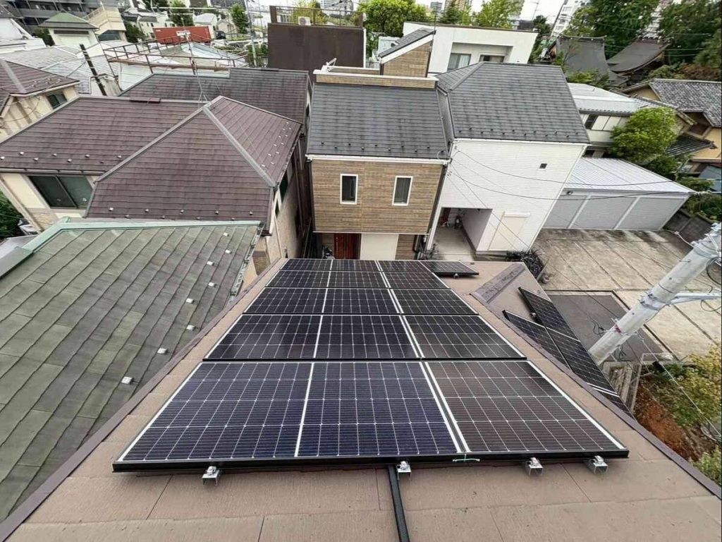 複雑な屋根形状に合わせた太陽光パネル配置