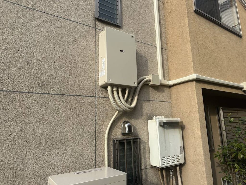 PVユニット内部配線と屋根上の太陽光パネル