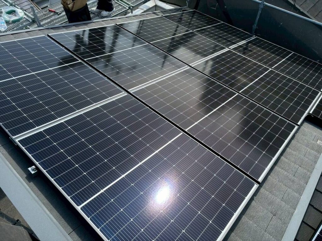 灰色屋根の太陽光アレイと室内ゲートウェイ