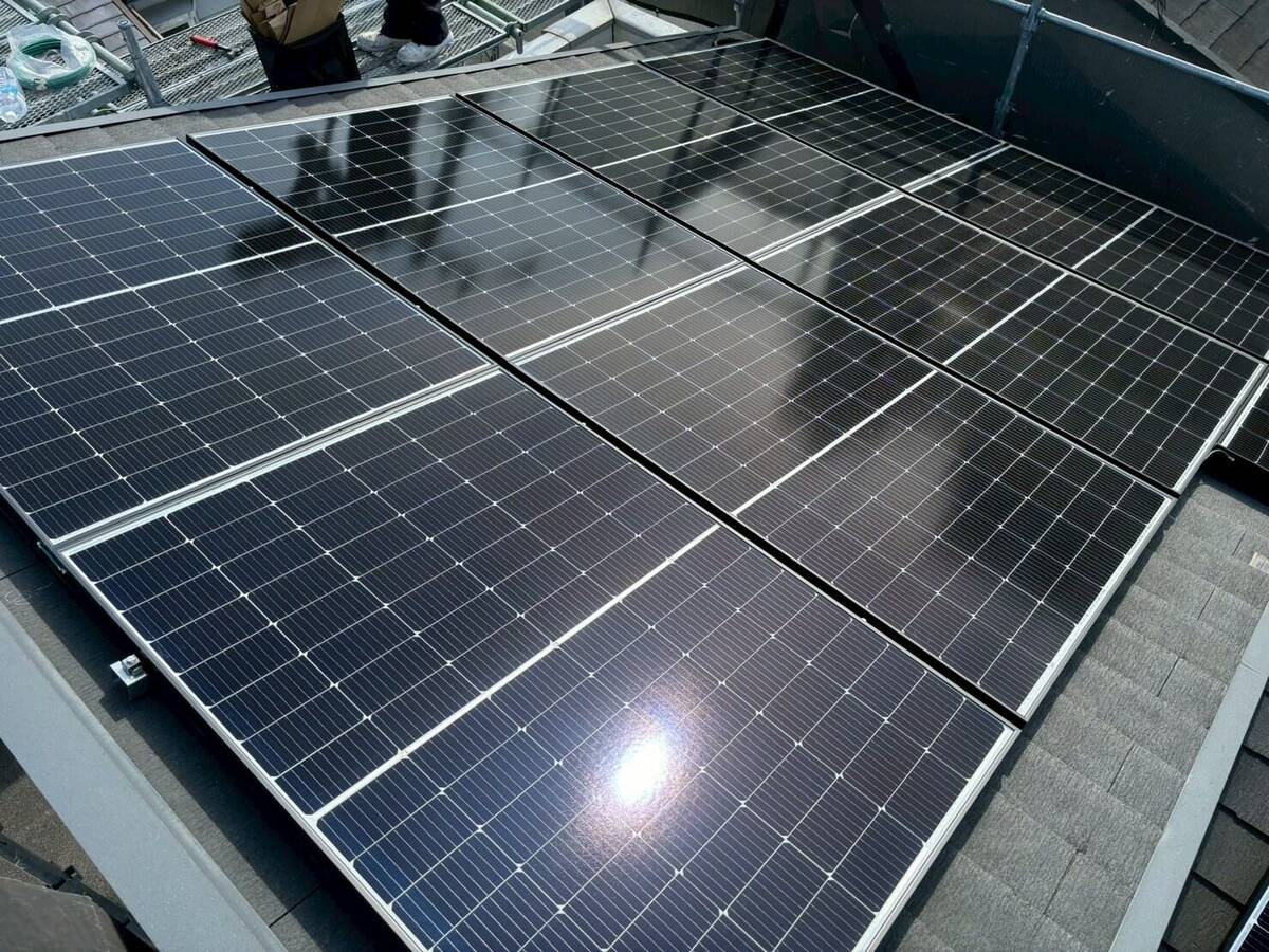 灰色屋根の太陽光アレイと室内ゲートウェイ