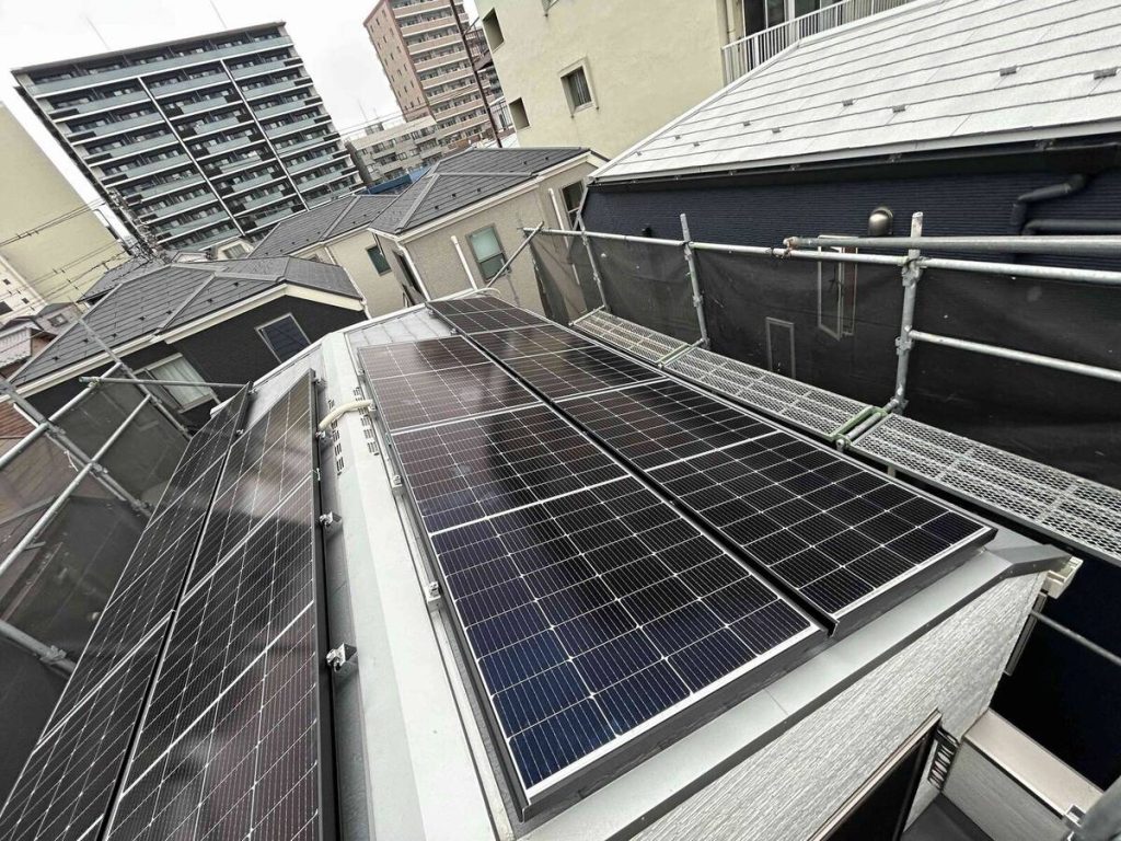 細長い屋根に一列配置した太陽光パネル