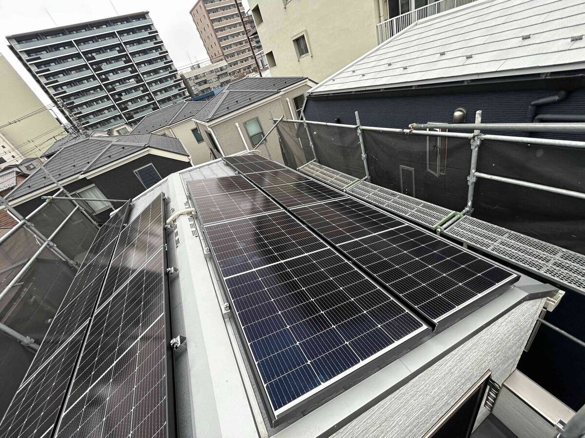 細長い屋根に一列配置した太陽光パネル