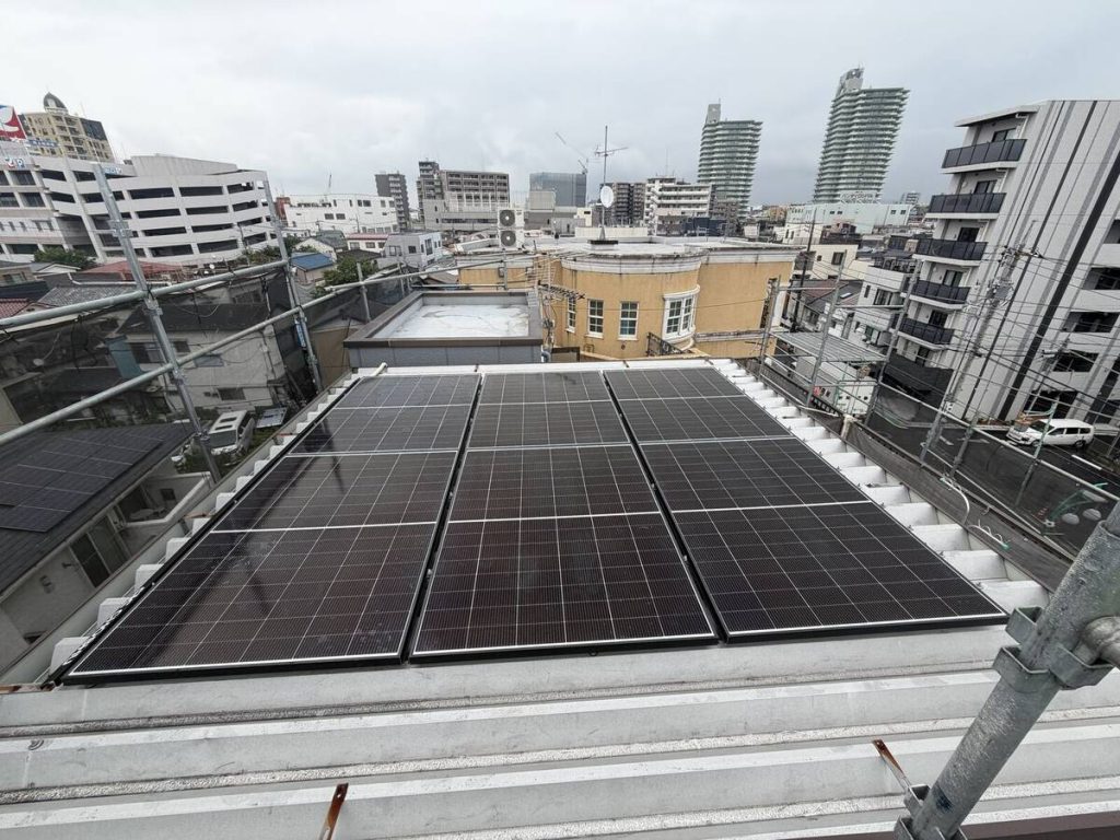 金属屋根の支持金具と太陽光パネル裏側の固定部