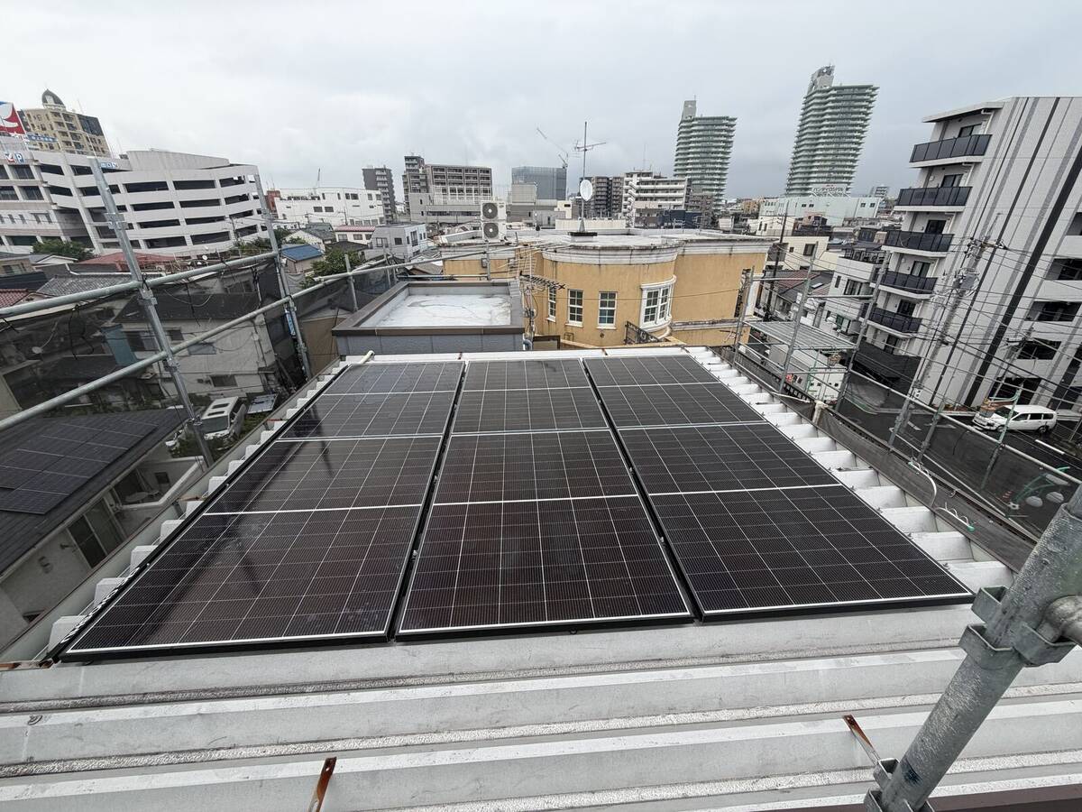 金属屋根の支持金具と太陽光パネル裏側の固定部