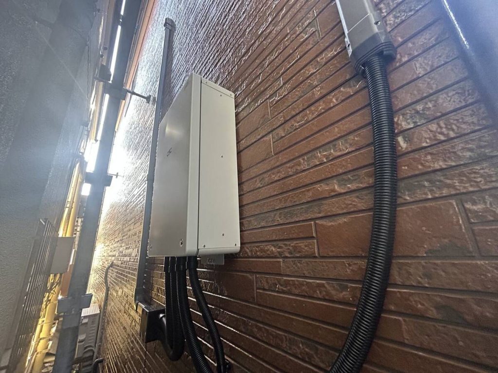 蓄電関連盤の内部配線と施工前の屋根面