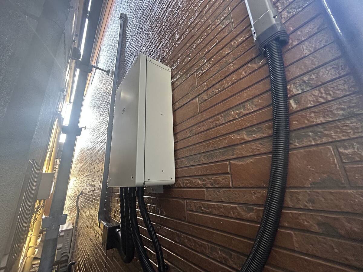 蓄電関連盤の内部配線と施工前の屋根面