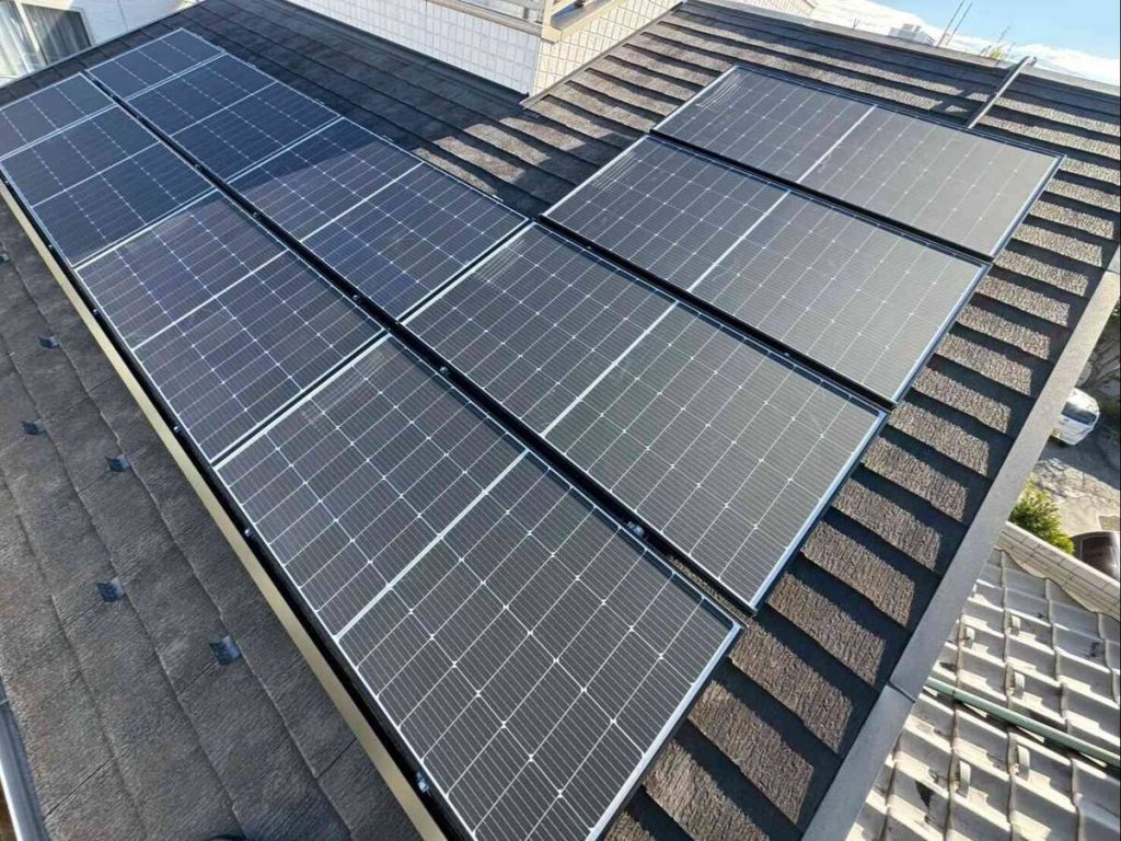 小屋根に六枚設置した太陽光パネルと蓄電池