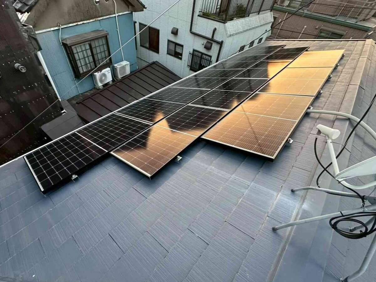 金属屋根にL字状に配置した太陽光パネルと蓄電池