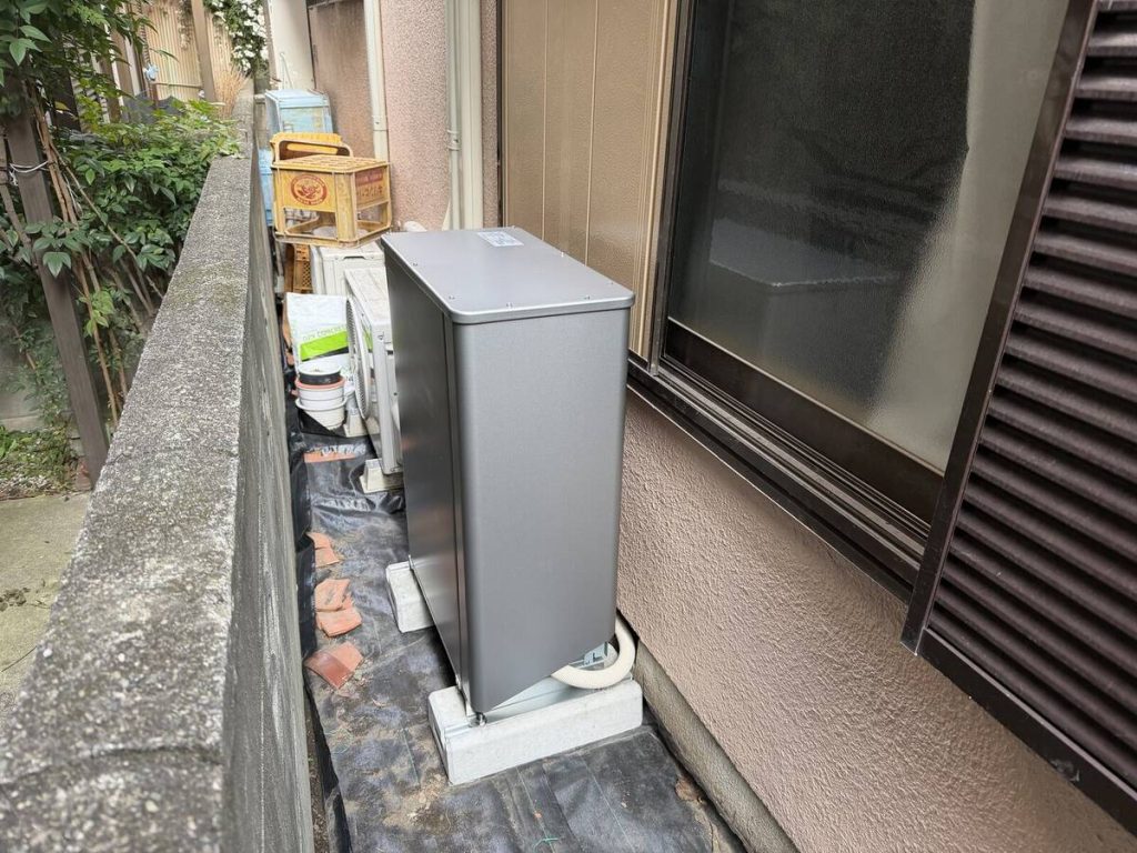 複数屋根面の太陽光パネルと外壁三連機器
